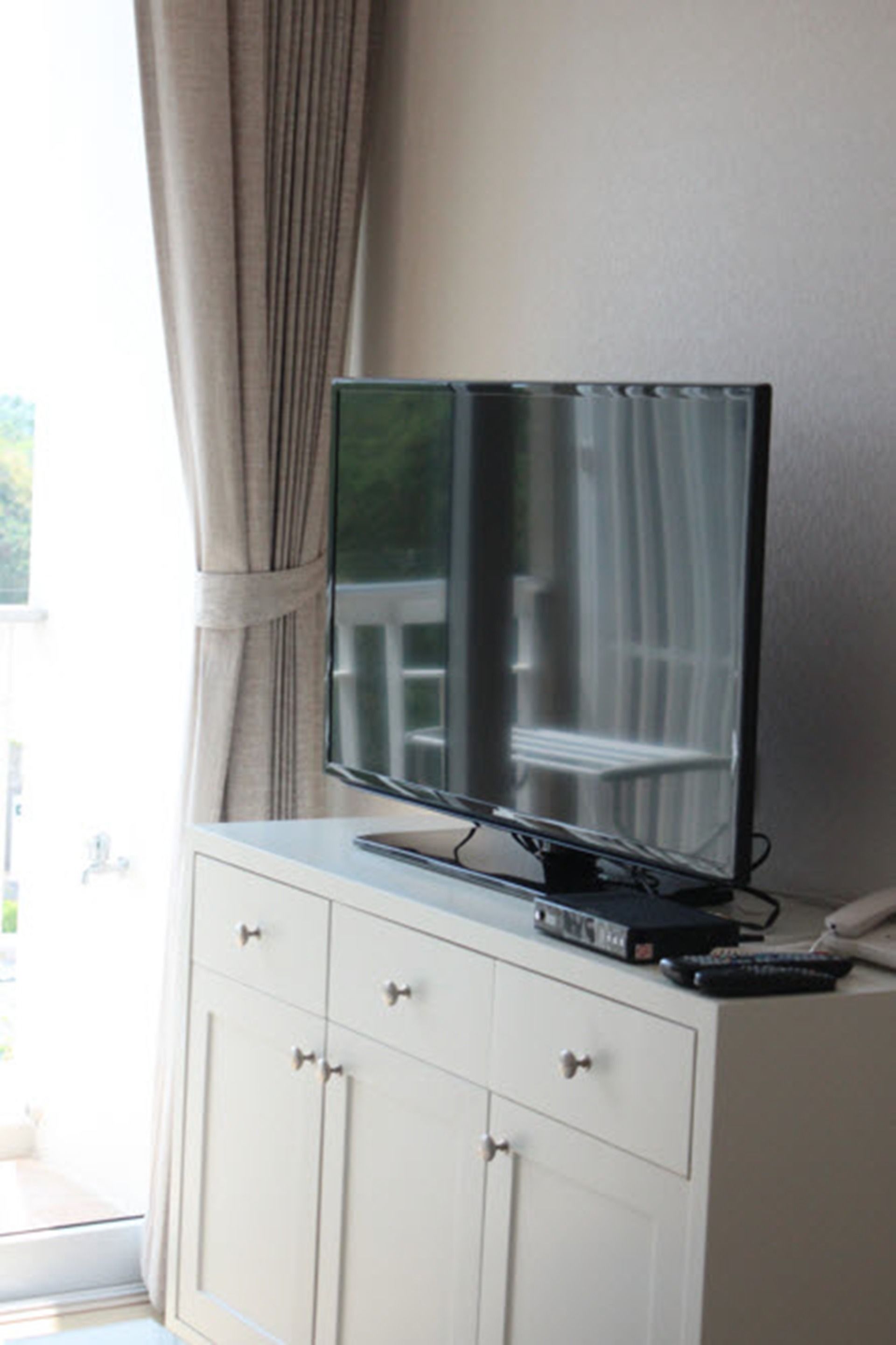 family room, 2 bedrooms | room amenity