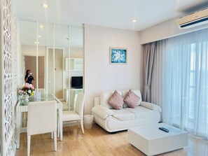 Deluxe Room, Double bed with bathtub | 起居區 | 平面電視