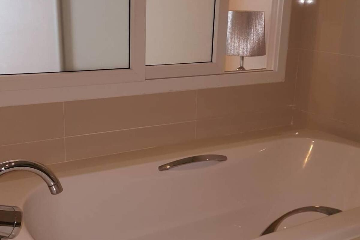 Deluxe Twin Room with bathtub | Bathroom | Separate bathtub and shower, deep-soaking bathtub, rainfall showerhead