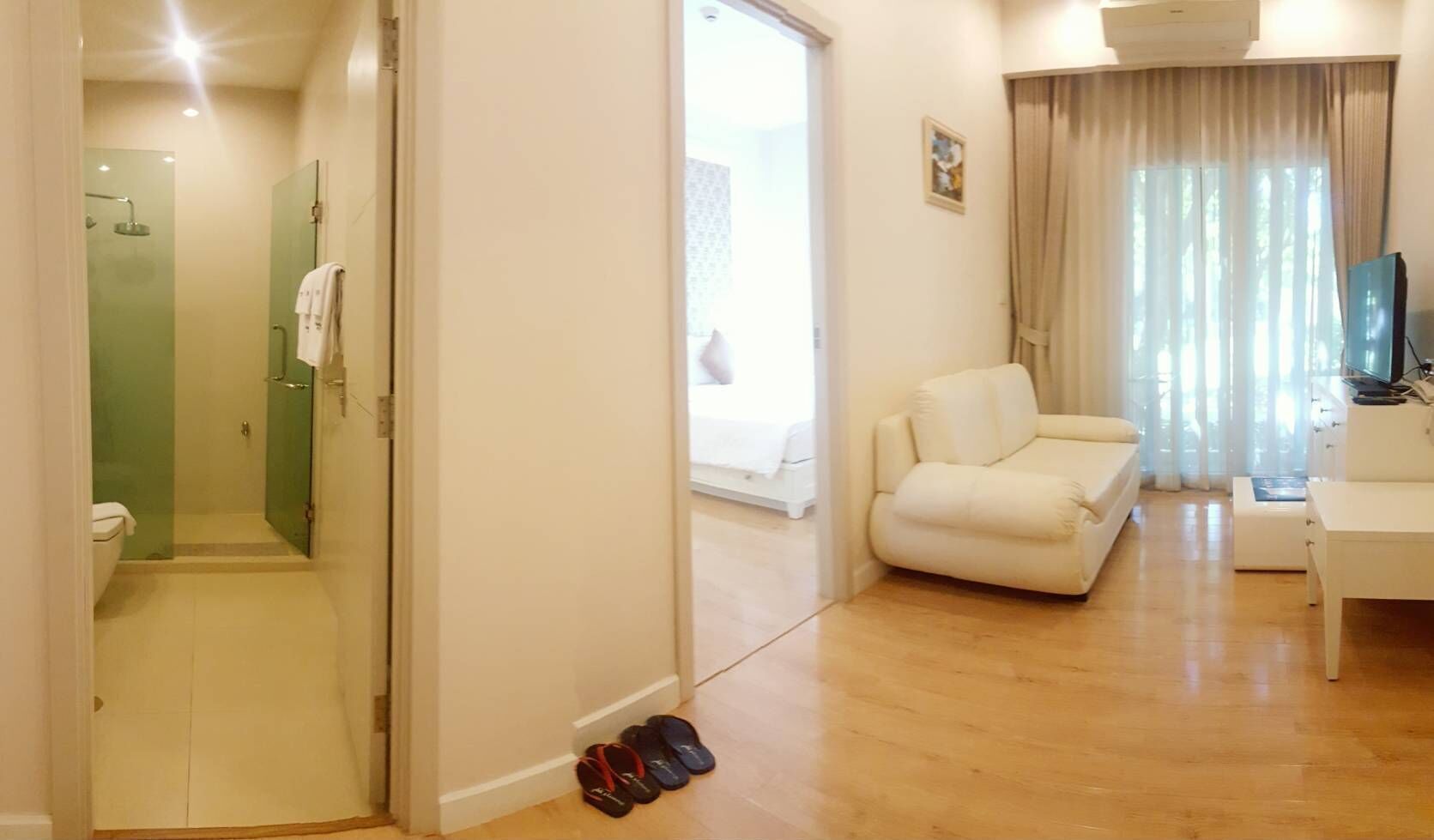 Individualmente decorados, escrivaninha, cortinas blackout