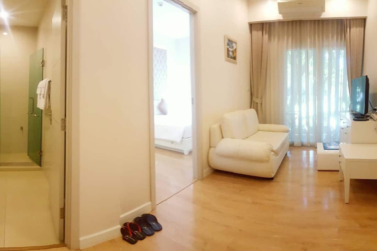 Individualmente decorados, escrivaninha, cortinas blackout