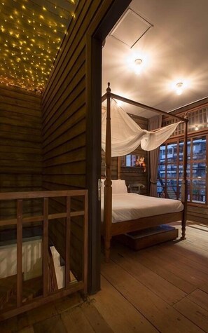 Balcony Deluxe II (3 Guests) | Free WiFi