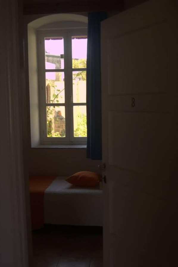 Quarto triplo, banheiro compartilhado | Frigobar, ferros/tábuas de passar roupa, berços grátis