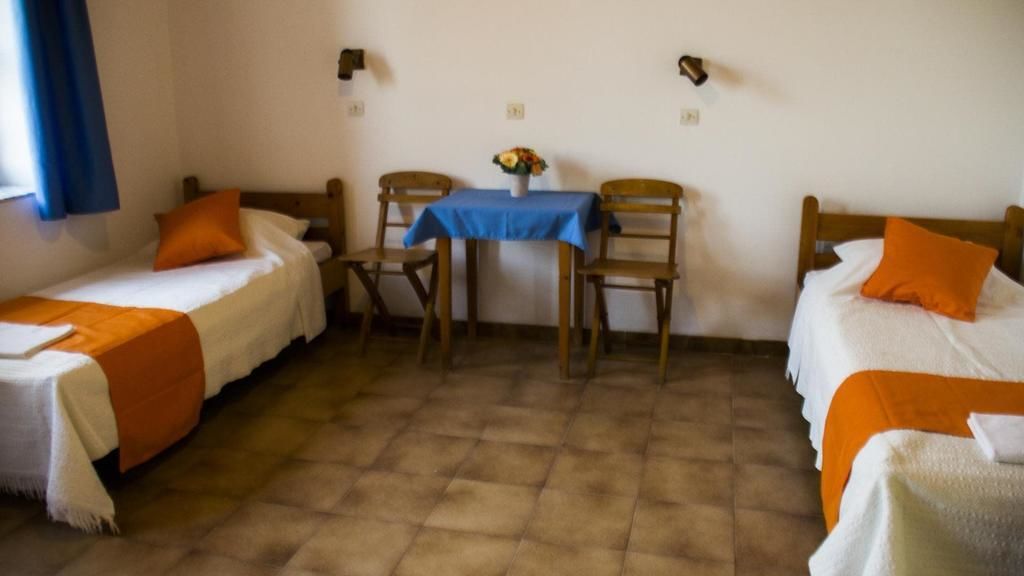 triple room, shared bathroom | living area