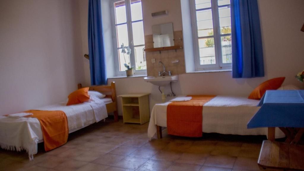 triple room, shared bathroom | living area