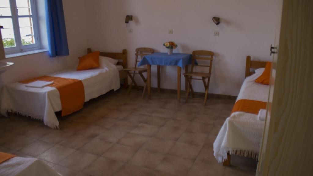 triple room, shared bathroom | living area