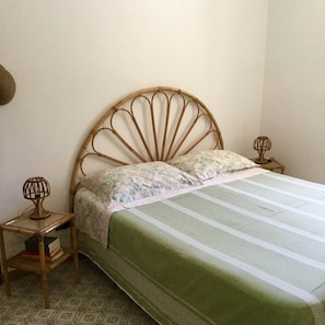 Habitación doble, balcón, vista al jardín | Cunas, camas extra y wifi gratis