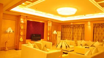 Suite presidencial | Sala de estar | Una televisión de pantalla plana