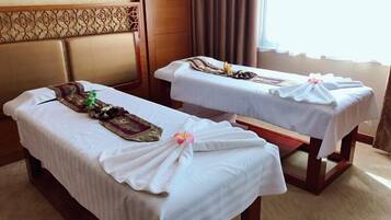 Couples treatment rooms, body treatments, hot stone massages