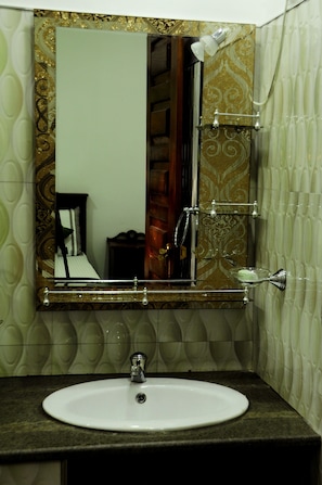 Economy Double Room | Bilik Mandi | Pancuran mandi, kelengkapan dandanan diri percuma, tuala disediakan