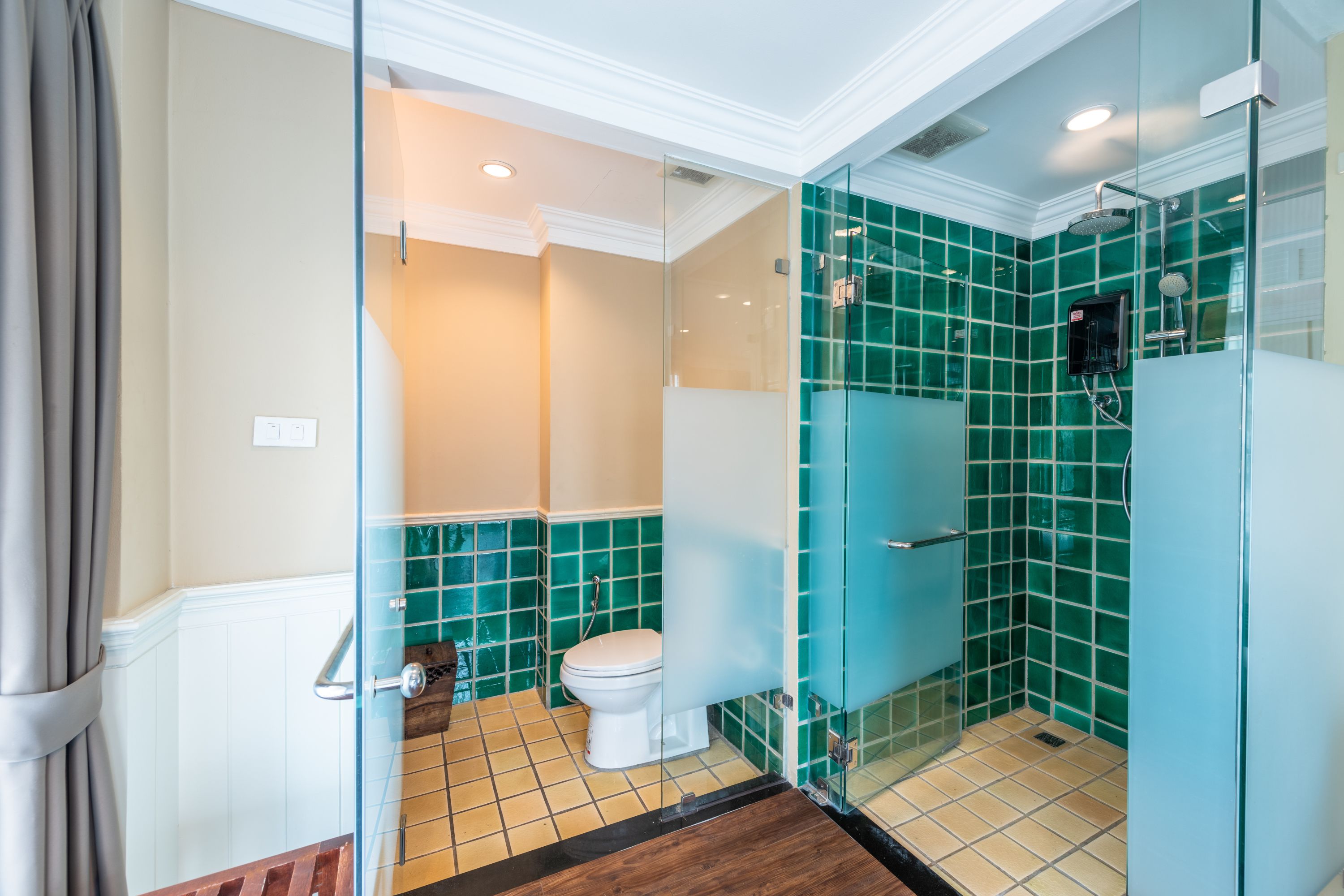 king suite | bathroom | shower, free toiletries, towels