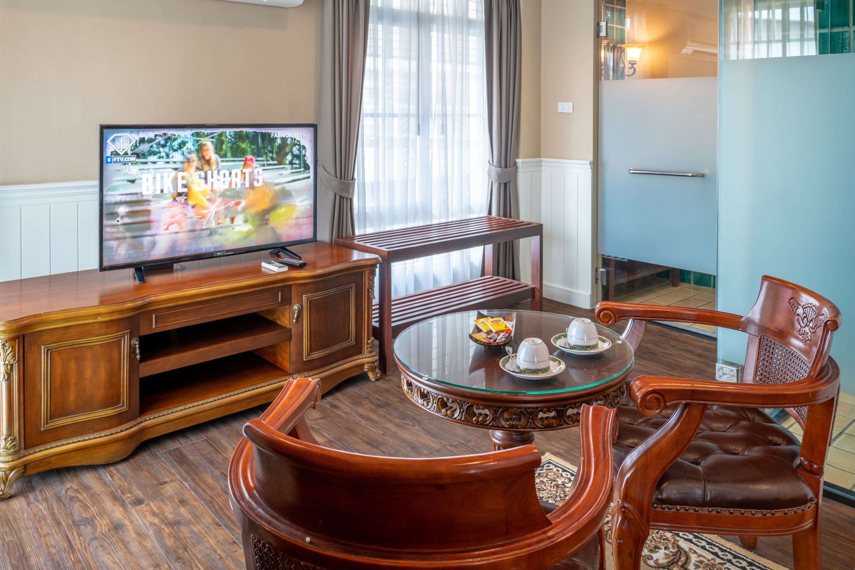 king suite | living area | flat-screen tv