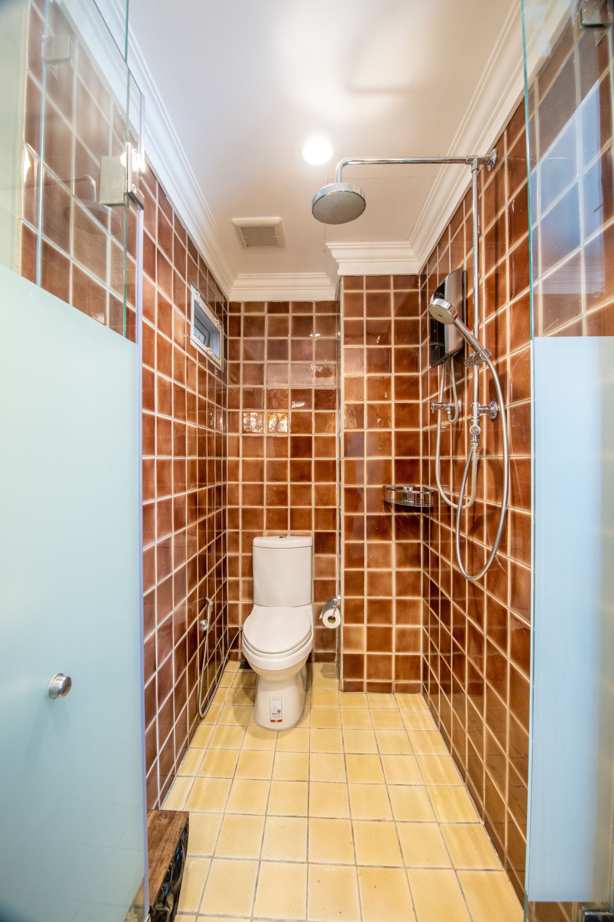 junior room | bathroom | shower, free toiletries, towels