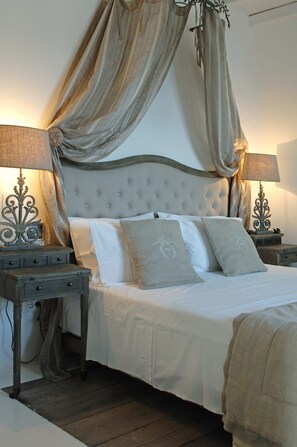 Suite – junior, sjøutsikt | Sengetøy av topp kvalitet, minibar, safe på rommet og skrivebord