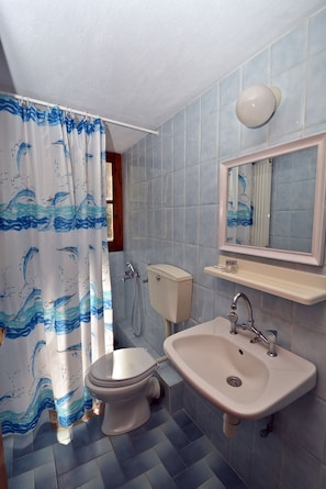 Shower, free toiletries, hair dryer, towels - Nina Apartments (Skopelos)