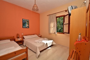 Desk, soundproofing, free cots/infant beds, free rollaway beds - Nina Apartments (Skopelos)