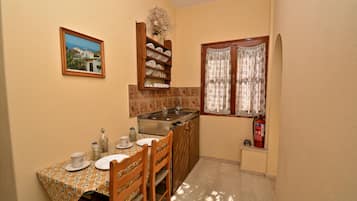 Family Apartment, 2 Bedrooms, Partial Sea View | In-room dining