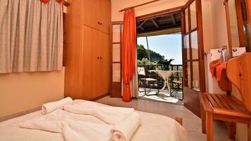 Desk, soundproofing, free cots/infant beds, free rollaway beds