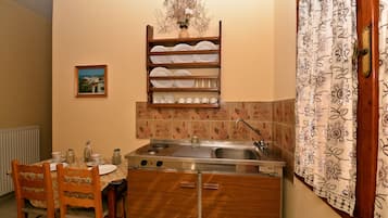 Family Apartment, 2 Bedrooms, Partial Sea View | Private kitchenette