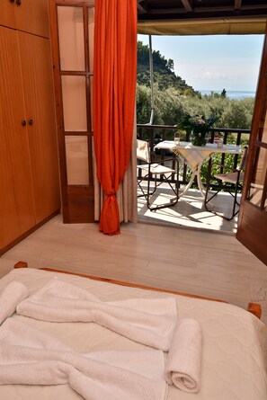 Bureau, chambres insonorisées, lits bébé (gratuits)