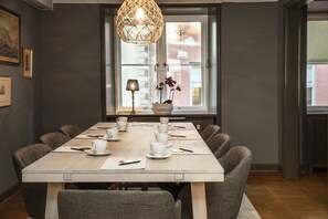 Penthouse | Khu vực ăn uống tại phòng
