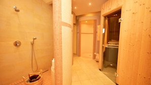 A modern bathroom with a shower, toilet, and bidet. - Landhotel Zur Guten Einkehr (Doberschau-Gaussig)