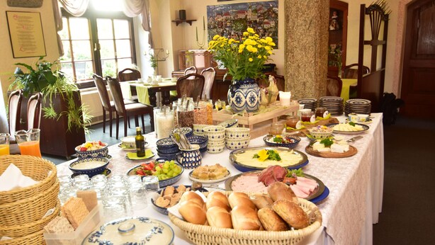 A buffet table with various food items and dishes. - Landhotel Zur Guten Einkehr (Doberschau-Gaussig)
