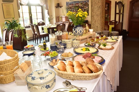 Breakfast buffet. Landhotel Zur Guten Einkehr