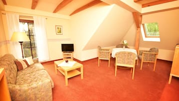 Suite | Living area | 43-inch Smart TV with satellite channels, TV