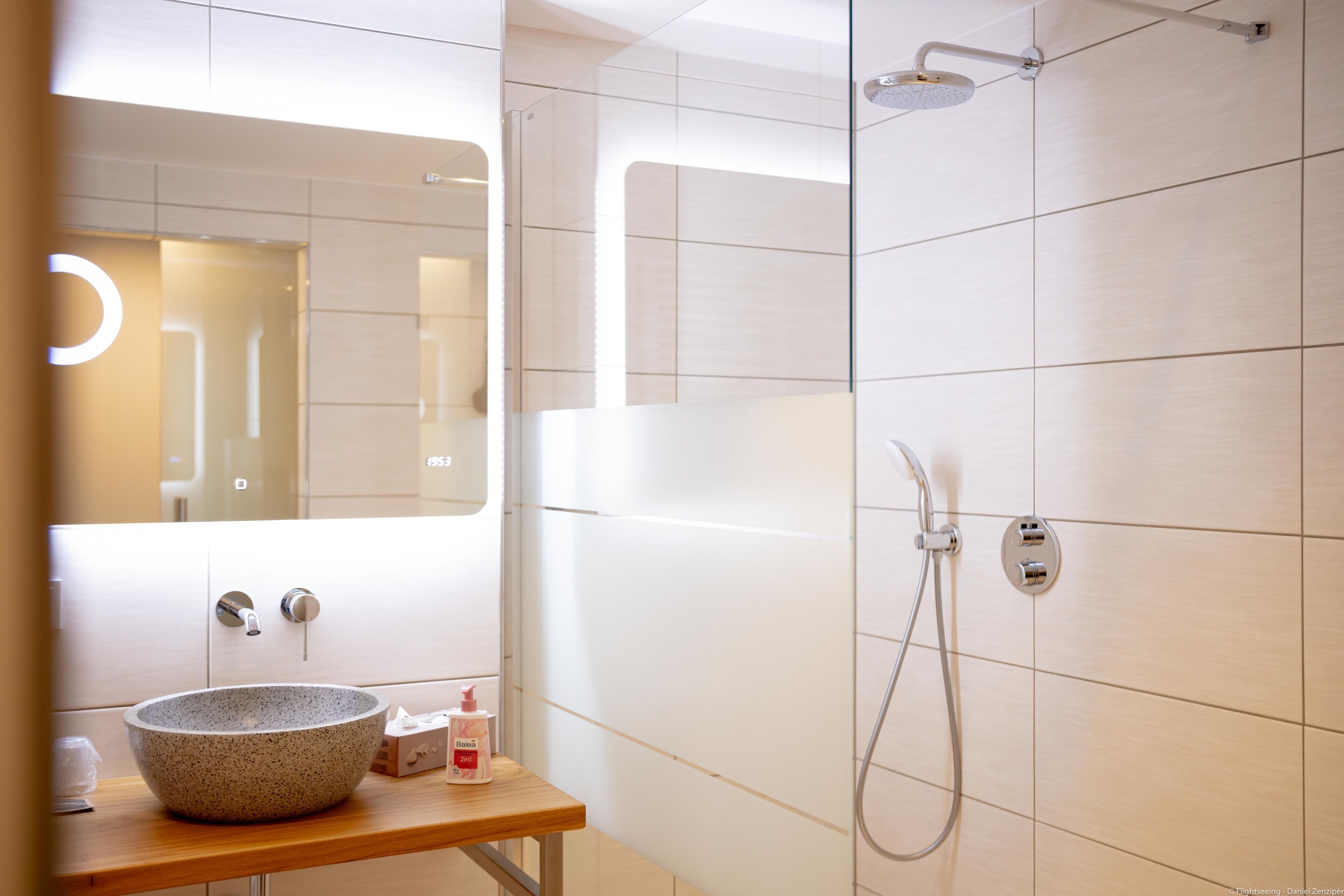 deluxe room | bathroom | shower, hair dryer, towels