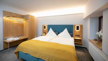 Quarto luxo | Roupas de cama premium, frigobar, espaço de trabalho para notebook