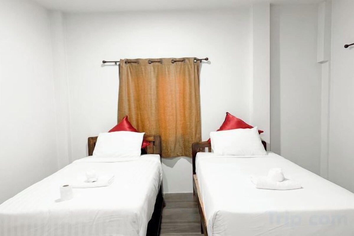 Escritorio, cortinas blackout, wifi gratis y ropa de cama 