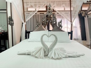 Bureau, rideaux occultants, Wi-Fi gratuit, draps fournis