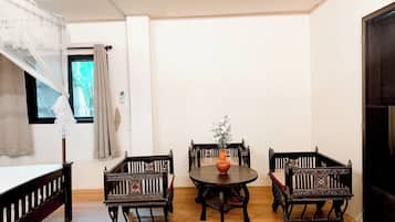 Family Room | Desk, blackout curtains, free WiFi, bed sheets