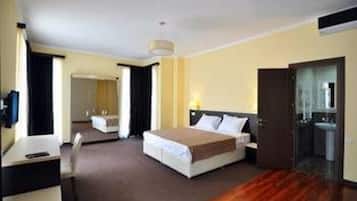 Minibar, in-room safe, desk, iron/ironing board