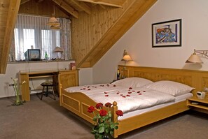 Habitación doble, 1 cama matrimonial, para no fumadores | Escritorio, camas extra y wifi gratis 
