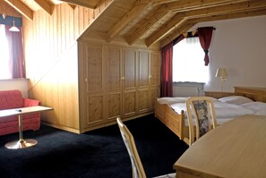 Habitación doble, 1 cama matrimonial, para no fumadores | Escritorio, camas extra y wifi gratis 