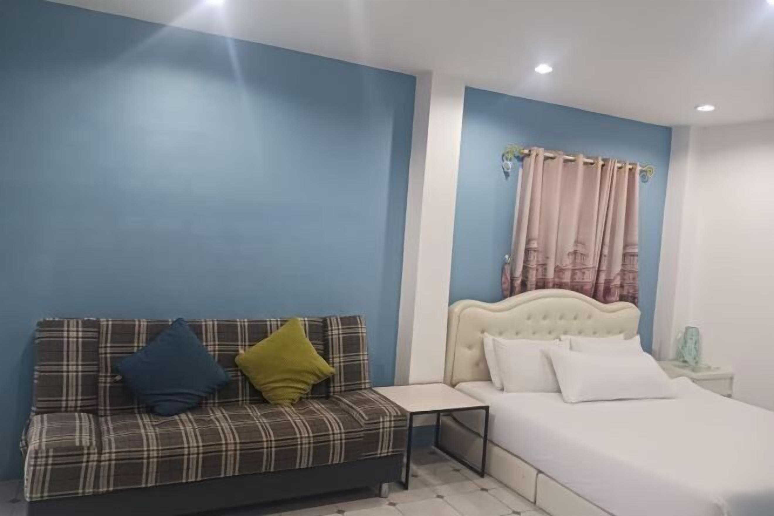 Premium bedding, desk, blackout drapes, rollaway beds