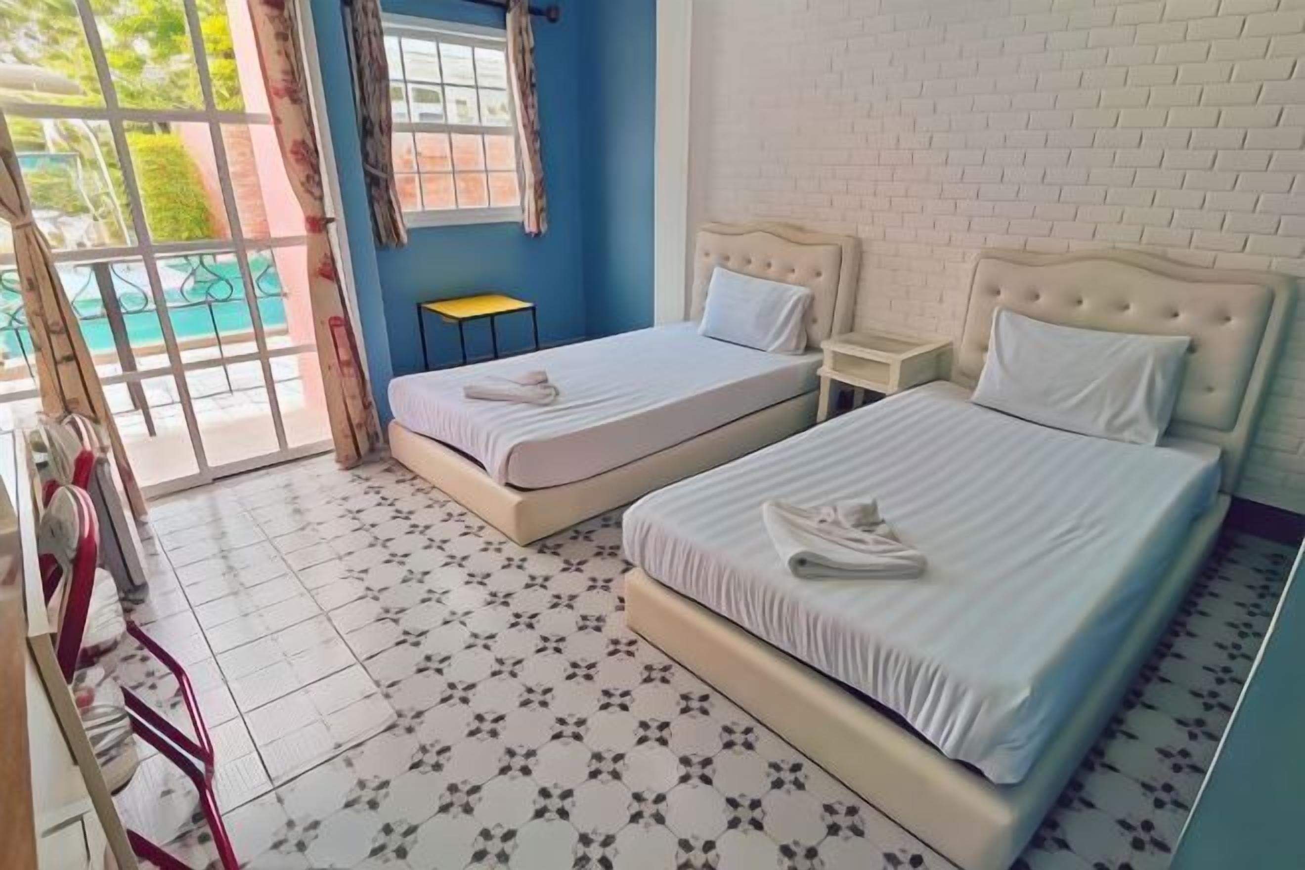 Hochwertige Bettwaren, Schreibtisch, Verdunkelungsvorhänge, Bettwäsche