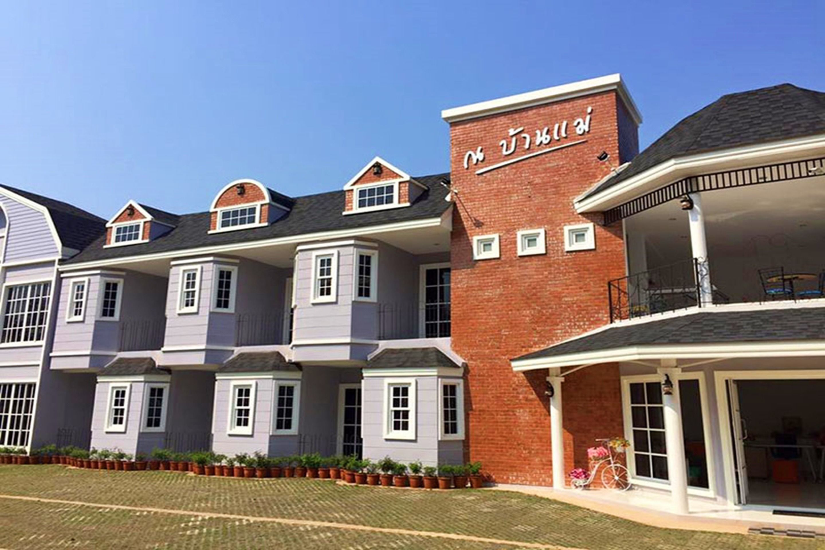 Una hilera de edificios residenciales modernos de varios pisos, con fachadas de ladrillo y revestimiento variado.