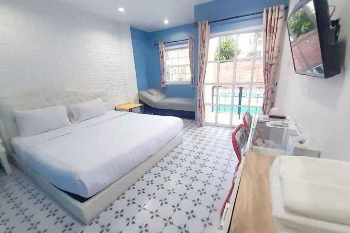 Premium bedding, desk, blackout drapes, bed sheets