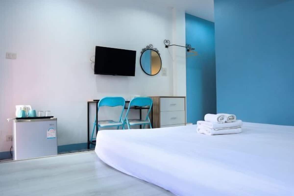 Premium bedding, desk, blackout drapes, rollaway beds
