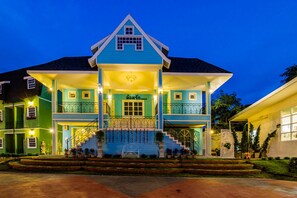 Front of property – evening/night - Na Banmae Resort (Lampang)