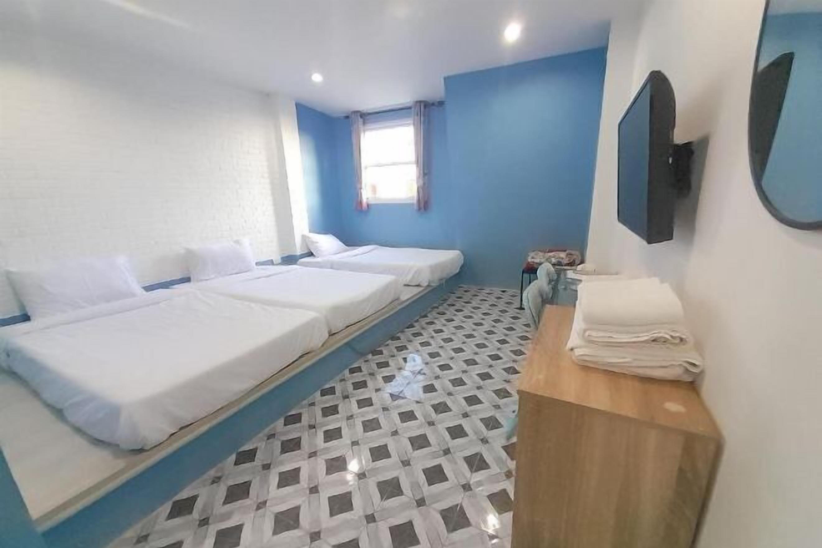 Premium bedding, desk, blackout drapes, rollaway beds