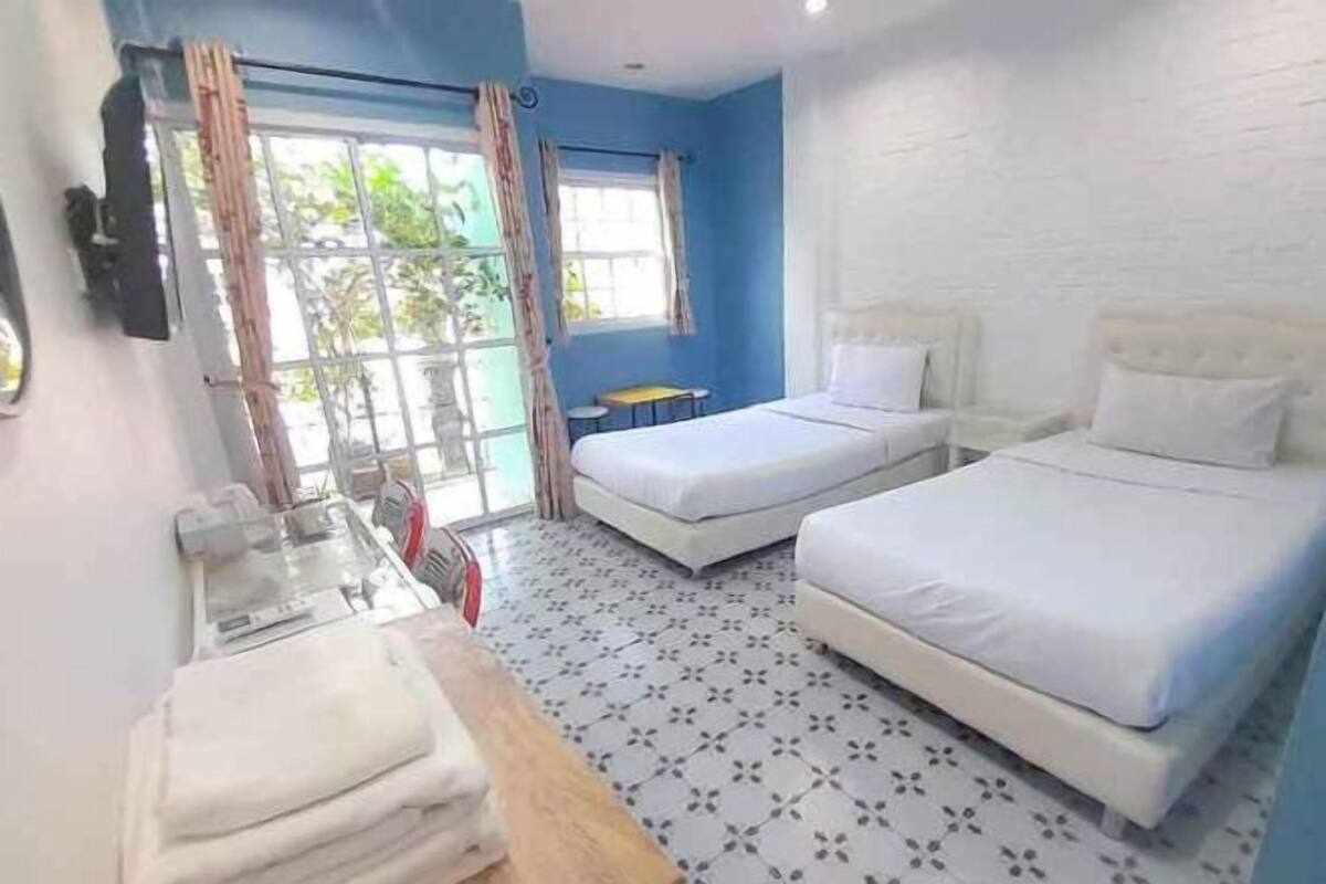 Premium bedding, desk, blackout drapes, bed sheets