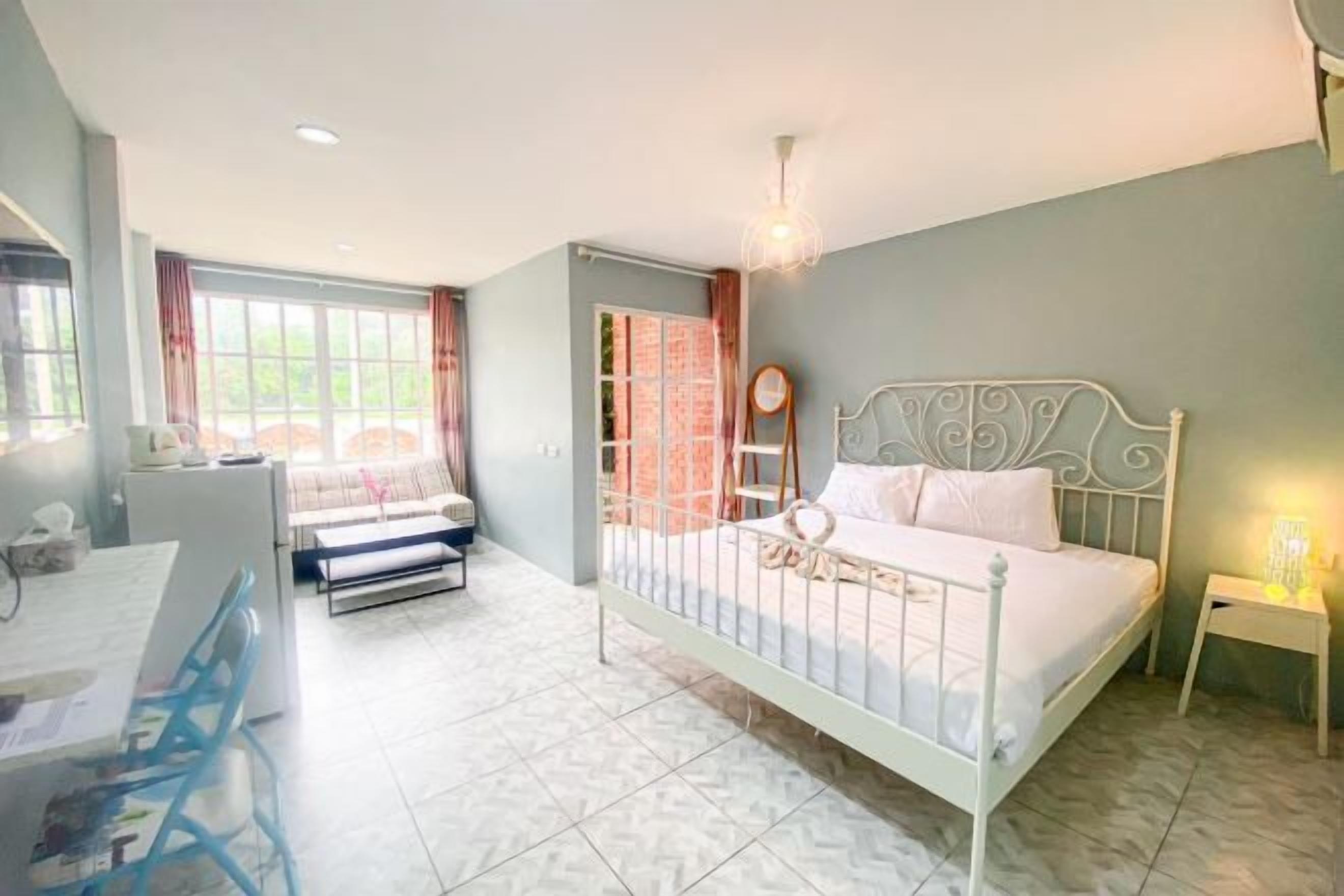 Premium bedding, desk, blackout drapes, rollaway beds