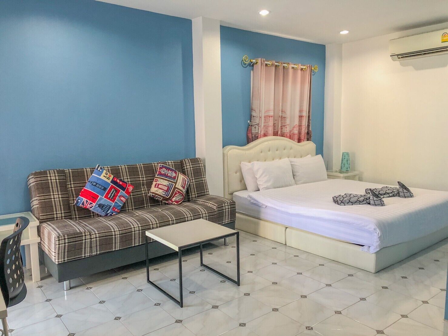 Ropa de cama de alta calidad, escritorio y cortinas blackout 