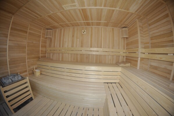 A wooden sauna with benches and a bench seat. - Ozyigit Otel (Gazipasa)