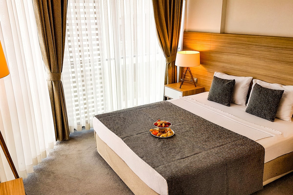 Een minibar, een kluis op de kamer, een bureau, geluiddichte muren
