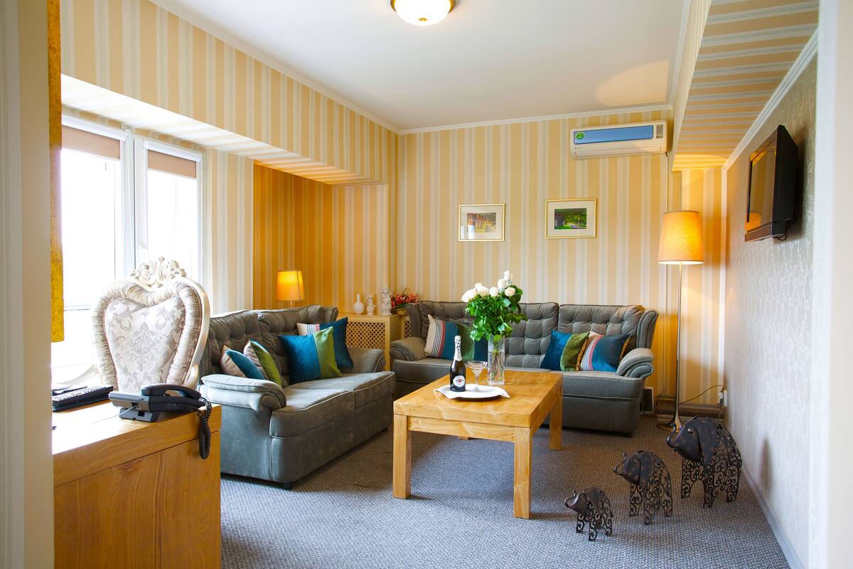 Suite, 1 Double or 2 Single Beds | 1 bedroom, premium bedding, minibar, in-room safe